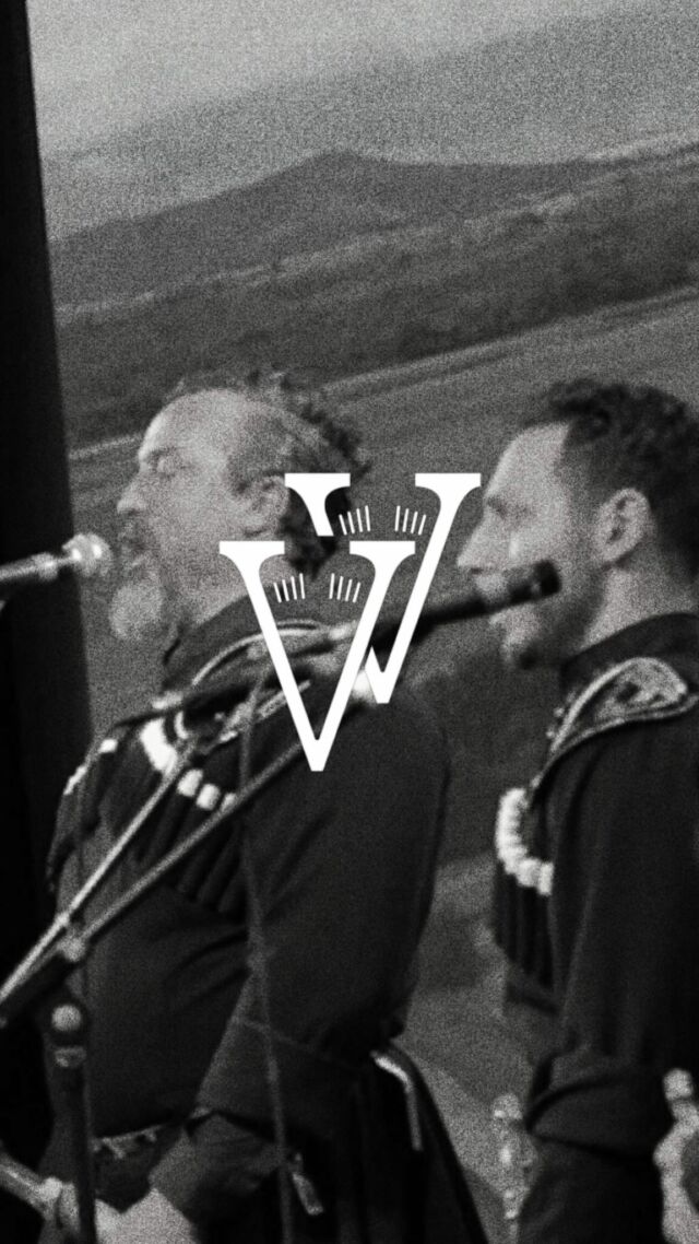 🎶Mravaljamier - მრავალჟამიერ 

🔖Significa “Por muchas eras” en Georgiano 🇬🇪

 🎵MRAVALJAMIER - una canción folclórica georgiana de tres voces que combina lo rural y lo urbano, conocida por su melodía encantadora y sofisticada. Con cambios de métrica y combinaciones contrapuntísticas, esta canción refleja la riqueza del folclore musical georgiano. 

🇬🇪En Georgia Oriental es homofónica, mientras que en la Occidental es polifónica. Surgida en el siglo XIX bajo la influencia de la música europea y los cantos de las iglesias, es un himno solemne que celebra la belleza y la complejidad de la música georgiana.

#folk #folclore #musica #traditional #georgia #concert #vocalvircan